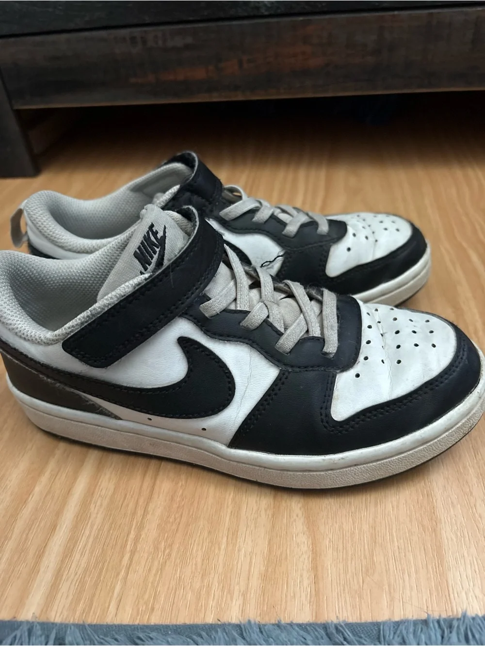Nike Kids Black and White Low-Top Sneakers with Hook-and-Loop Strap